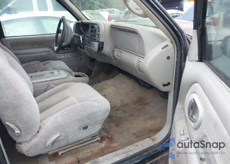 1997 Chevrolet C1500 Fleetside z USA, uszkodzony, nr VIN 1GCEC19M4VE159235